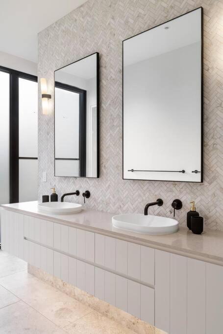 Kirks On Park - Brand New Luxury Home, Great Location ソレント エクステリア 写真